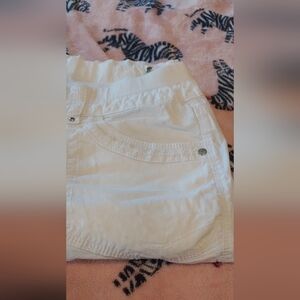 Womans gently worn Gloria Vanderbuilt white shorts